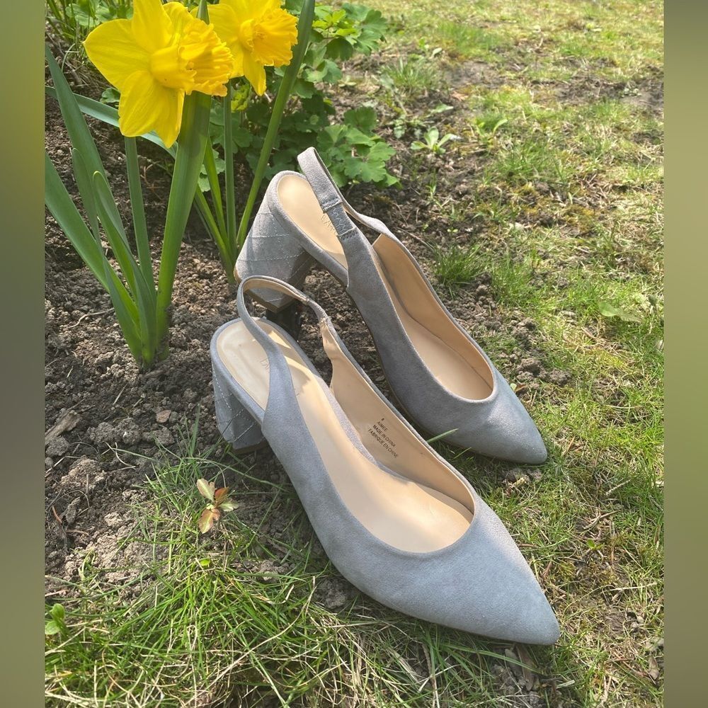 Expression sling back pumps